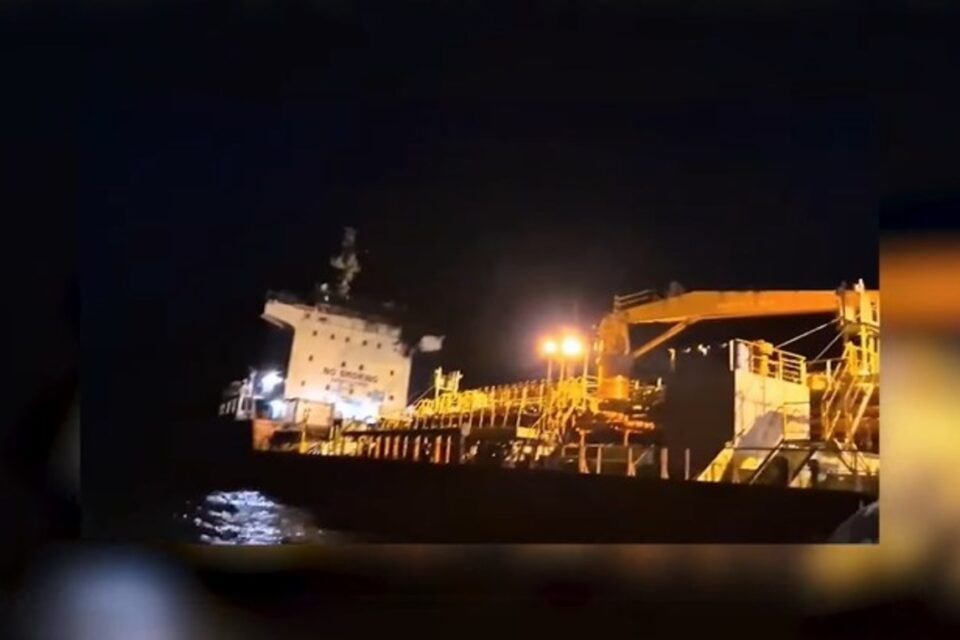 На Одещині після атаки рф морські прикордонники евакуювали екіпаж цивільного судна На Одещині після атаки рф морські прикордонники евакуювали екіпаж цивільного судна
