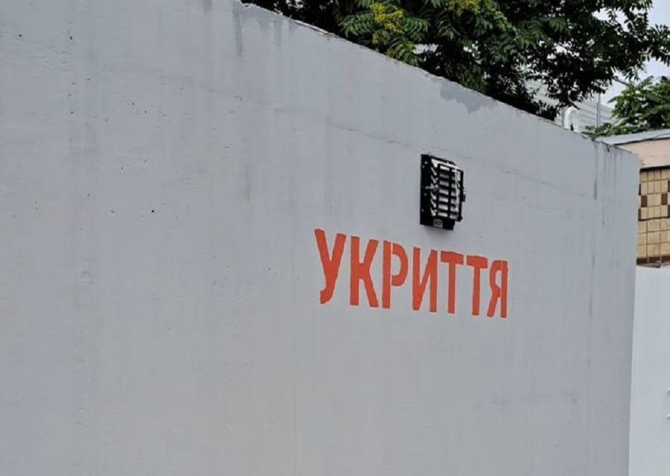В Одесі на зупинках електротранспорту встановлюють мобільні укриття В Одесі на зупинках електротранспорту встановлюють мобільні укриття