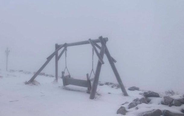 У Карпатах зимова погода: випав сніг і вдарив мороз У Карпатах зимова погода: випав сніг і вдарив мороз