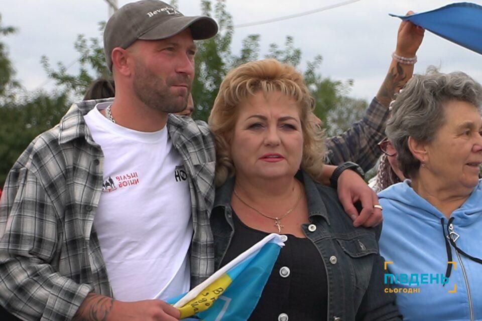 В Ізмаїлі зустріли звільненого з російського полону нацгвардійця Сергія Крюкова (відео) В Ізмаїлі зустріли звільненого з російського полону нацгвардійця Сергія Крюкова (відео)