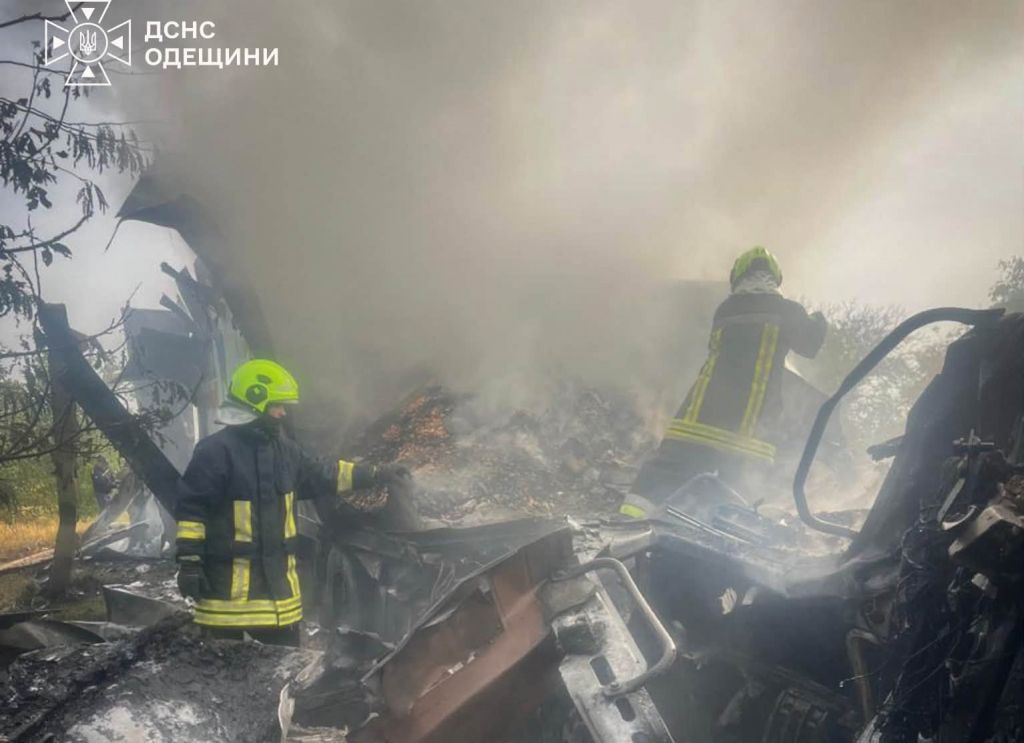 Палали вантажівки та суха трава: ДСНС показала наслідки удару по Одеському району Палали вантажівки та суха трава: ДСНС показала наслідки удару по Одеському району