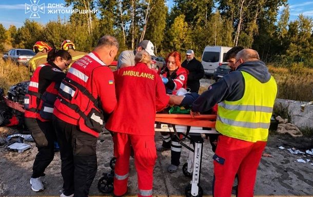 У масштабній ДТП на Житомирщині постраждали троє дітей і троє дорослих У масштабній ДТП на Житомирщині постраждали троє дітей і троє дорослих