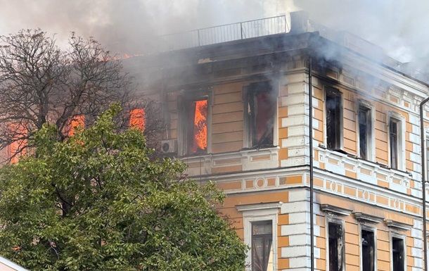 У Києві палає будівля НАН України після атаки БпЛА У Києві палає будівля НАН України після атаки БпЛА