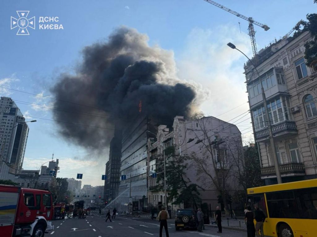 Росіяни вдарили по медичному центру "Добробут" у Києві Росіяни вдарили по медичному центру "Добробут" у Києві