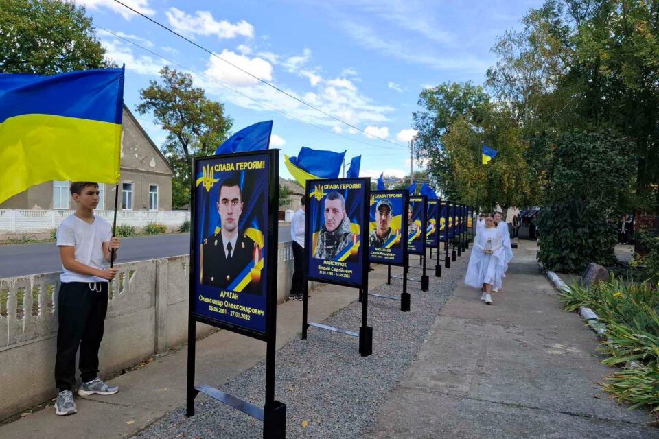 У селищі Бессарабської громади відкрили Алею Слави на честь полеглих земляків — захисників України У селищі Бессарабської громади відкрили Алею Слави на честь полеглих земляків — захисників України