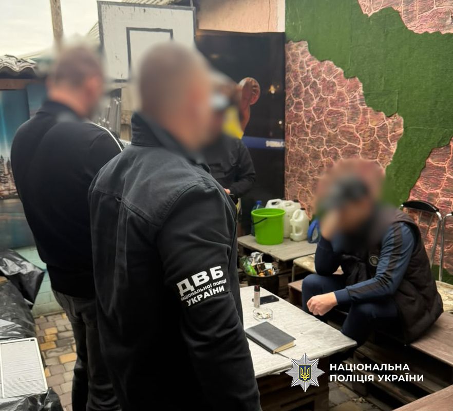 2 000 доларів хабаря за непритягнення знайомих до кримінальної відповідальності: на Одещині за спробу підкупу поліцейського затримали 40-річного чоловіка 2 000 доларів хабаря за непритягнення знайомих до кримінальної відповідальності: на Одещині за спробу підкупу поліцейського затримали 40-річного чоловіка
