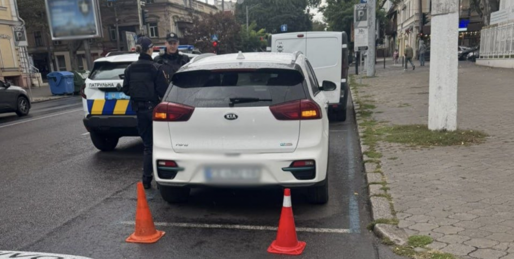 Їздив тротуаром і перевозив пасажирів без ліцензії: одеські патрульні виявили порушника Їздив тротуаром і перевозив пасажирів без ліцензії: одеські патрульні виявили порушника