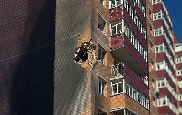 Росіяни атакували дроном багатоповерхівку в Сумах Росіяни атакували дроном багатоповерхівку в Сумах