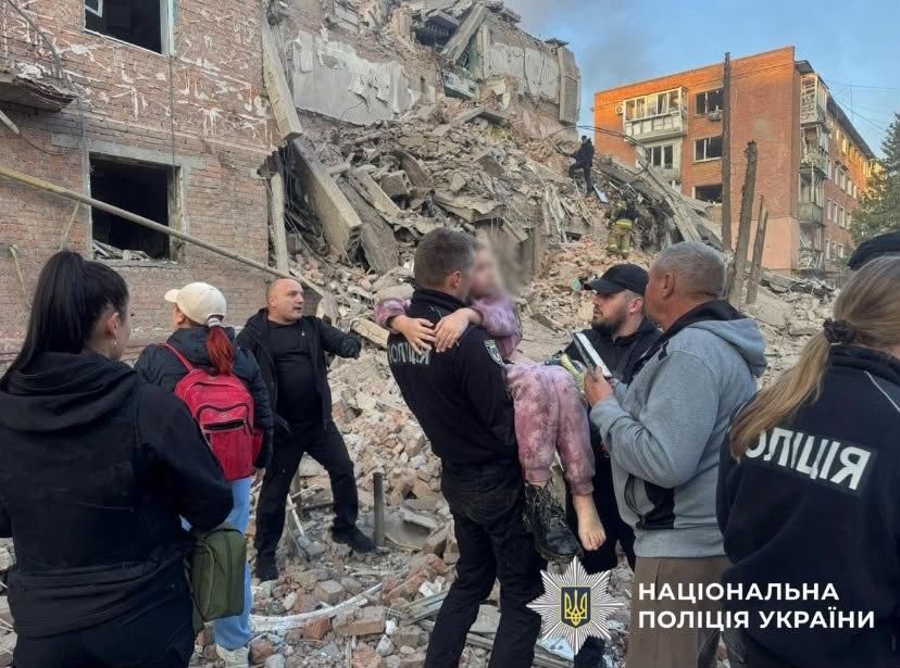 Атака на Прилуки: 4 особи загинуло, багато поранених, серед яких є діти (фото) Атака на Прилуки: 4 особи загинуло, багато поранених, серед яких є діти (фото)