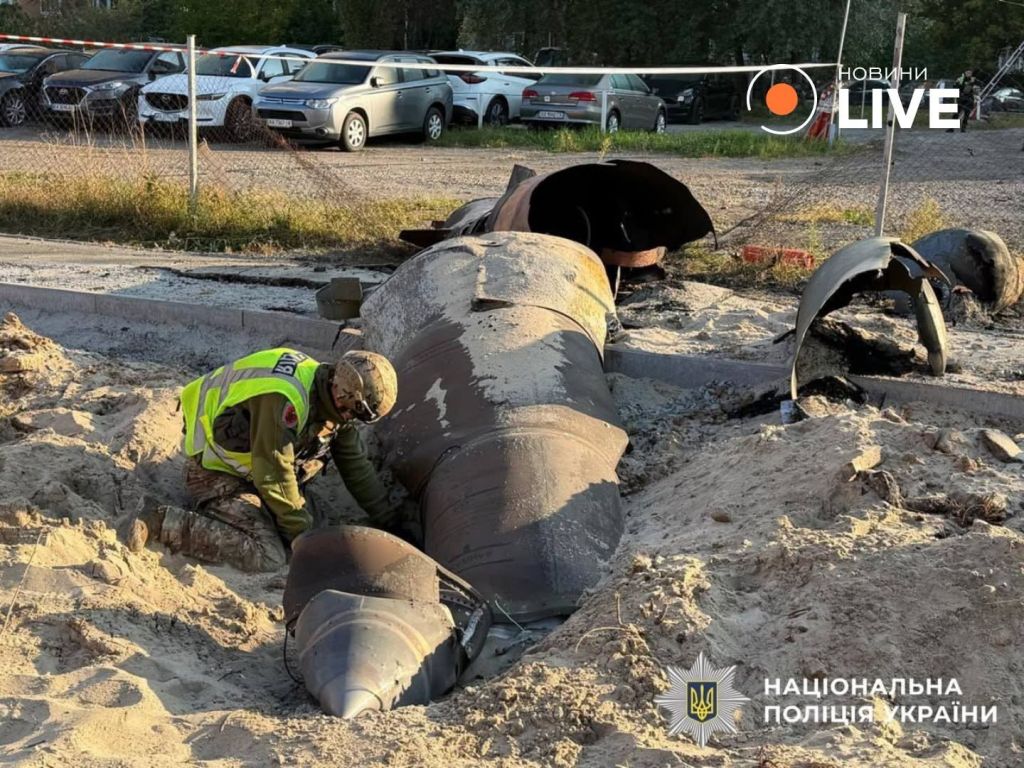 У Києві у дворах виявили балістичну ракету, яка не здетонувала. Проводять складне розмінування У Києві у дворах виявили балістичну ракету, яка не здетонувала. Проводять складне розмінування