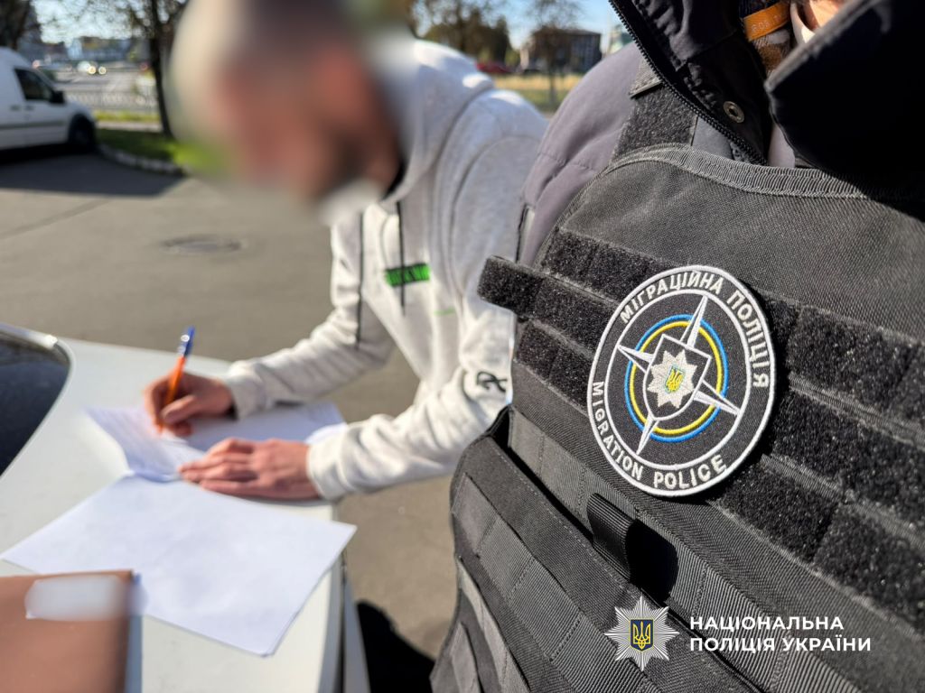 В Одесі поліцейські викрили чоловіка, який виготовляв дитячу порнографію за допомогою штучного інтелекту В Одесі поліцейські викрили чоловіка, який виготовляв дитячу порнографію за допомогою штучного інтелекту