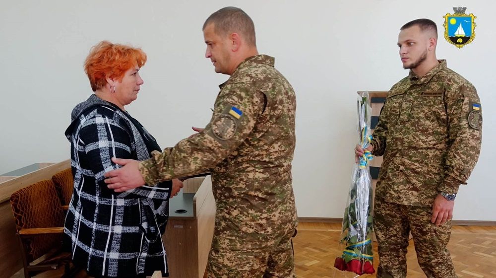 Матері 25-річного нацгвардійця з Сергіївської громади передали його посмертну нагороду Матері 25-річного нацгвардійця з Сергіївської громади передали його посмертну нагороду