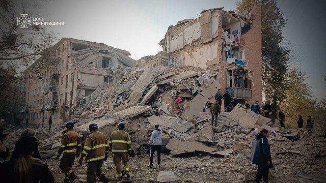У Прилуках рятувальники всю ніч шукали людей під завалами: з’явилися нові дані У Прилуках рятувальники всю ніч шукали людей під завалами: з’явилися нові дані