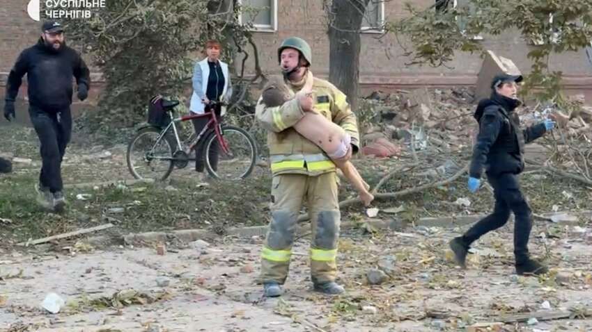 Відео, яке облетіло світ: що з дитиною, яку рятувальник виніс з-під завалів Відео, яке облетіло світ: що з дитиною, яку рятувальник виніс з-під завалів