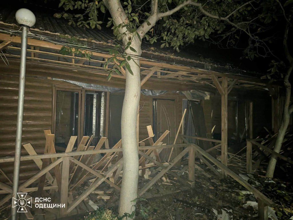 росіяни вночі атакували бази відпочинку та знищили кафе на півдні Одещини. Оновлено росіяни вночі атакували бази відпочинку та знищили кафе на півдні Одещини. Оновлено
