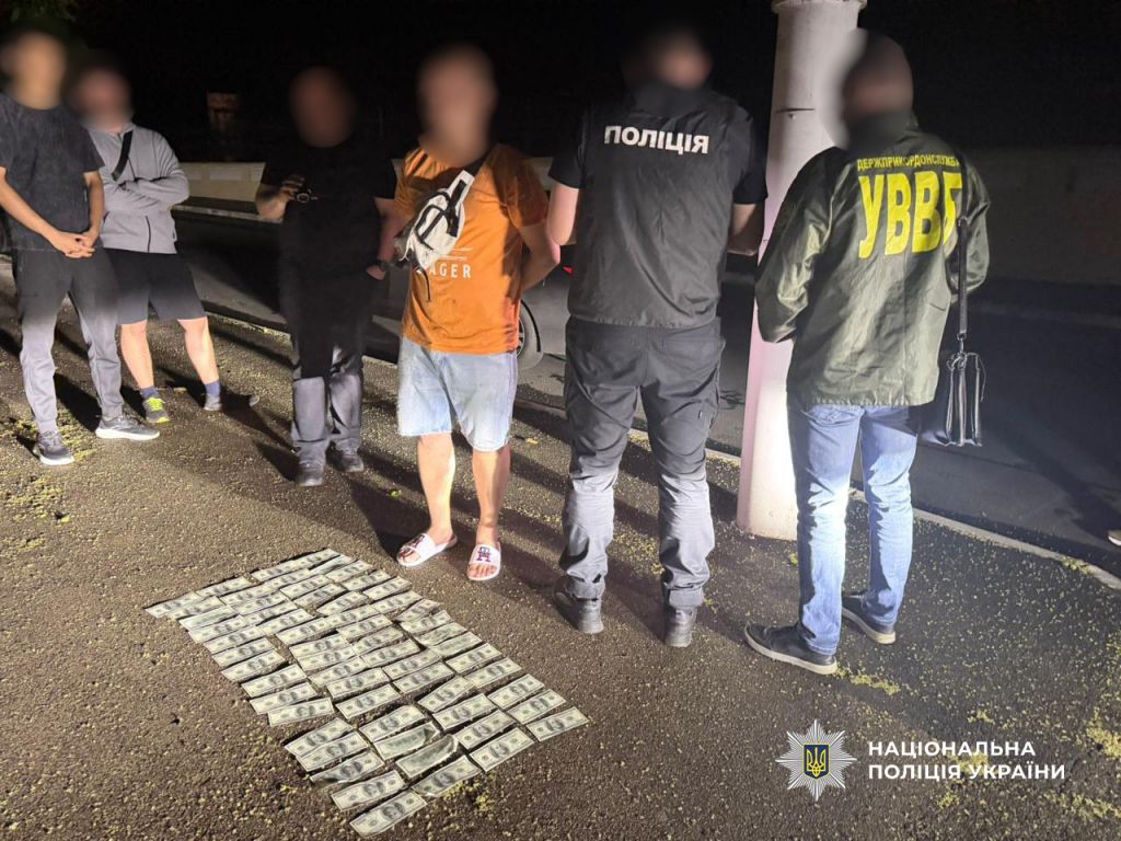 Переправляв військовозобов’язаних чоловіків за кордон під виглядом моряків: на Одещині поліцейські відправили на лаву підсудних організатора злочинної схеми Переправляв військовозобов’язаних чоловіків за кордон під виглядом моряків: на Одещині поліцейські відправили на лаву підсудних організатора злочинної схеми