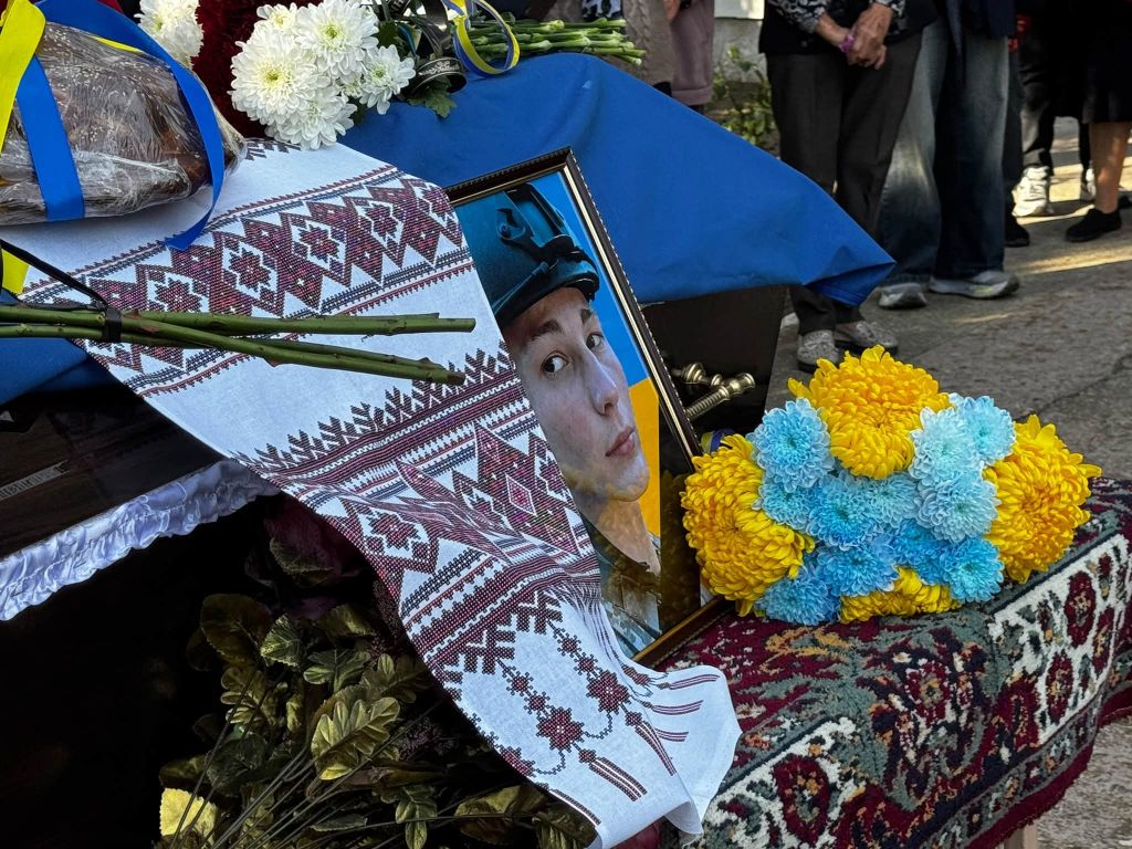 Саф’янівська громада провела в останню путь 21-річного Героя Євгена Мінженера з позивним «Андатра» (фото) Саф’янівська громада провела в останню путь 21-річного Героя Євгена Мінженера з позивним «Андатра» (фото)