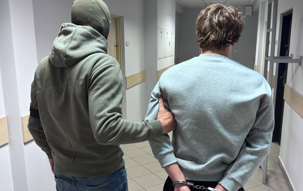 У Польщі затримали підлітків, які обіцяли влаштувати "криваву п'ятницю" У Польщі затримали підлітків, які обіцяли влаштувати "криваву п'ятницю"