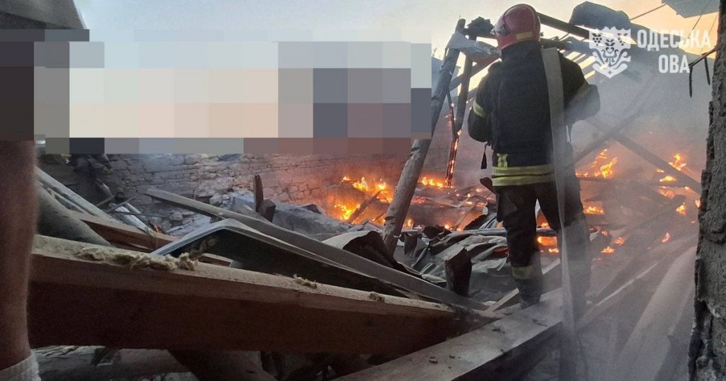 Росія вдарила по центру Одеси: "прилетіло" в адмінбудівлю — перші деталі (оновлено) Росія вдарила по центру Одеси: "прилетіло" в адмінбудівлю — перші деталі (оновлено)