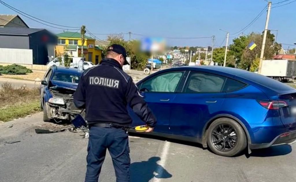 У Великодолинському зіткнулися Tesla та Volkswagen: обох водіїв госпіталізували(фото) У Великодолинському зіткнулися Tesla та Volkswagen: обох водіїв госпіталізували(фото)