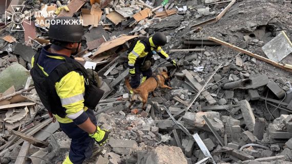 У Запоріжжі завершили пошуково-рятувальні роботи після удару РФ по житловому будинку(фото) У Запоріжжі завершили пошуково-рятувальні роботи після удару РФ по житловому будинку(фото)