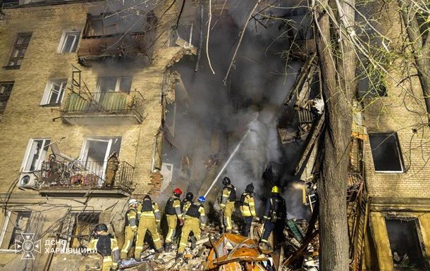 Удар по Харкову: під завалами знайшли тіла жертв Удар по Харкову: під завалами знайшли тіла жертв