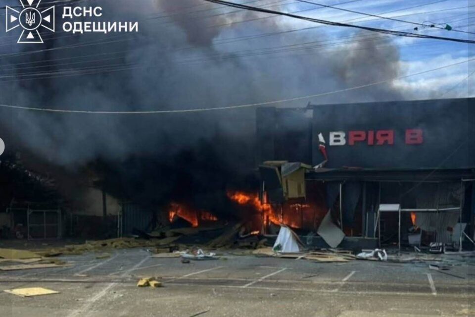 Рятувальники оприлюднили фото ліквідації наслідків атаки рф по супермаркету у Маяках Рятувальники оприлюднили фото ліквідації наслідків атаки рф по супермаркету у Маяках