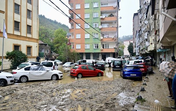 Повені в Стамбулі: двоє загиблих, тисячі евакуйованих Повені в Стамбулі: двоє загиблих, тисячі евакуйованих