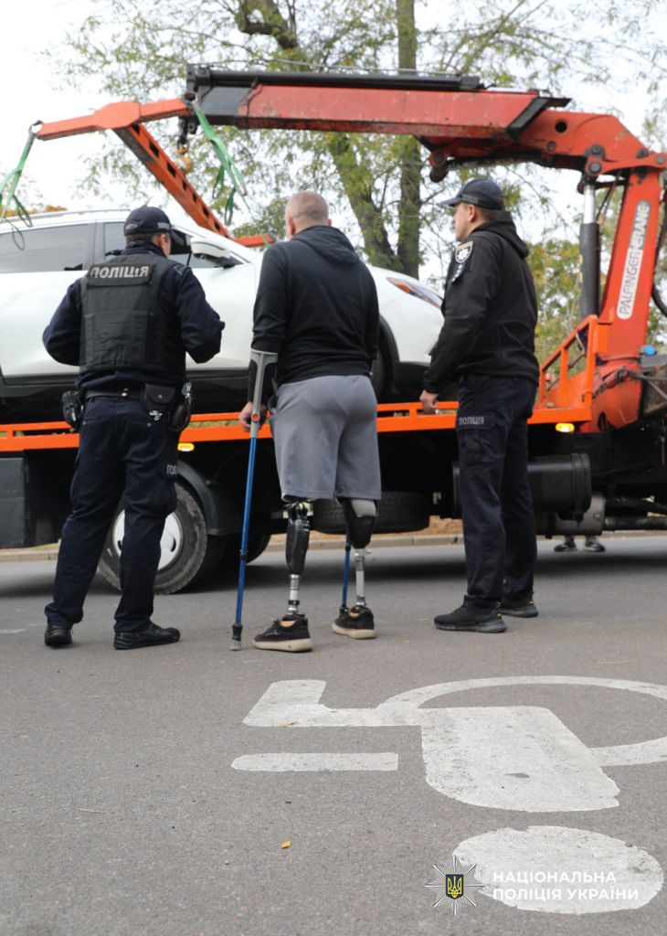 В Одесі поліцейські перевірили дотримання водіями правил паркування транспортних засобів на місцях для людей з інвалідністю В Одесі поліцейські перевірили дотримання водіями правил паркування транспортних засобів на місцях для людей з інвалідністю
