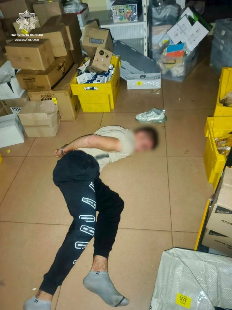 В Одесі патрульні застосували кайданки для затримання хулігана(фото) В Одесі патрульні застосували кайданки для затримання хулігана(фото)