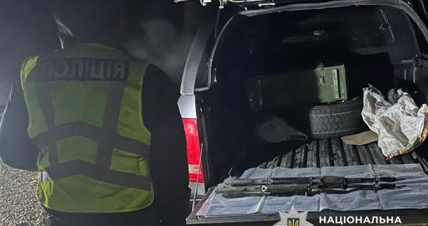 Автомати та гранати: на Буковині чоловік влаштував бізнес на нелегальній зброї Автомати та гранати: на Буковині чоловік влаштував бізнес на нелегальній зброї