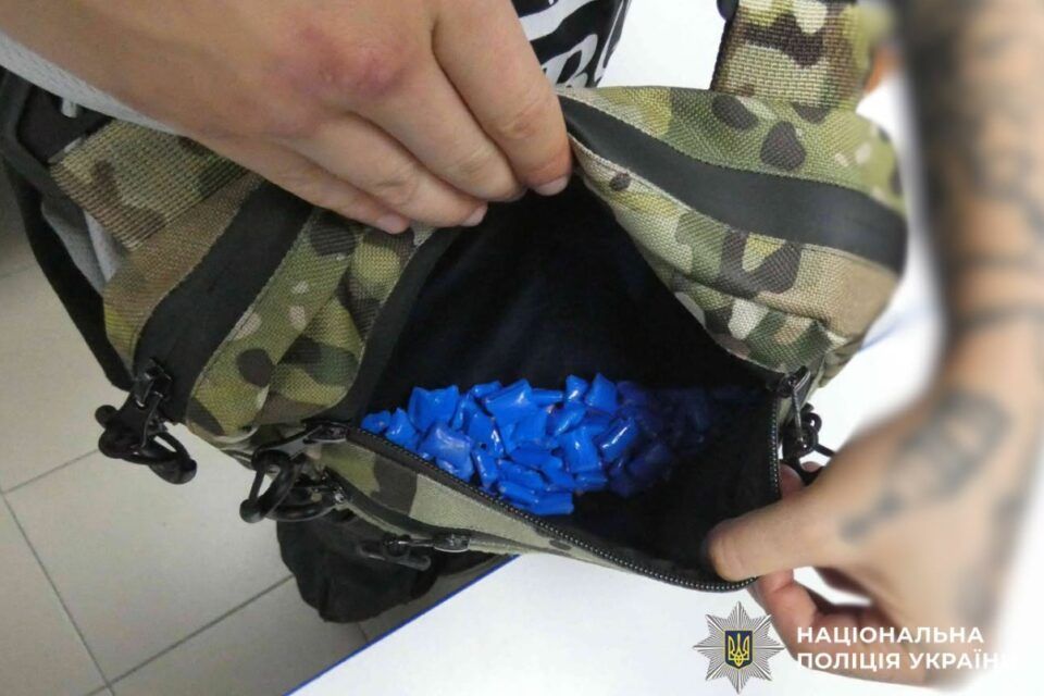 В Ізмаїлі вісімнадцятирічна закладчиця розкладала по місту сотні згортків з наркотиками В Ізмаїлі вісімнадцятирічна закладчиця розкладала по місту сотні згортків з наркотиками