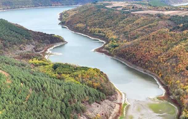 На Хмельниччині з-під води показалися руїни старовинної церкви На Хмельниччині з-під води показалися руїни старовинної церкви
