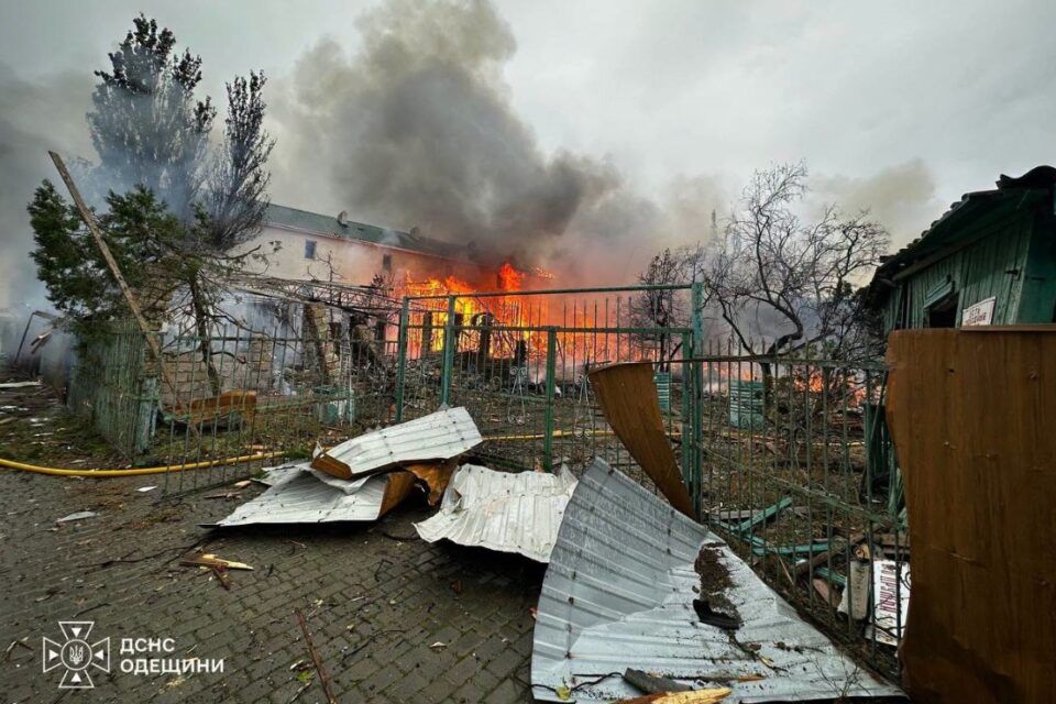 На Одещині ліквідацію наслідків ворожих влучань ускладнювала повторна атака На Одещині ліквідацію наслідків ворожих влучань ускладнювала повторна атака