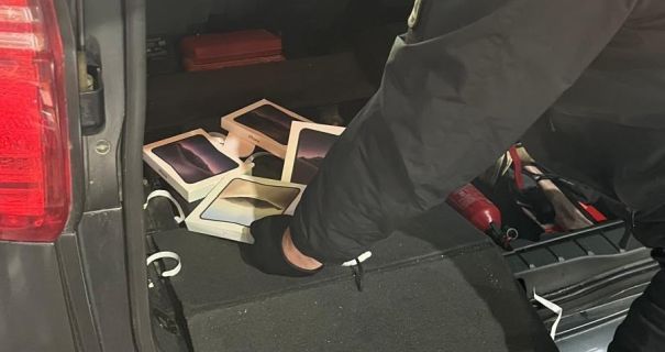 Айфонів на кілька "лимонів": на Львівщині викрили контрабанду з Apple Айфонів на кілька "лимонів": на Львівщині викрили контрабанду з Apple