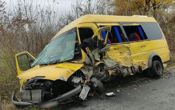 На Тернопільщині 10 постраждалих у ДТП з маршруткою На Тернопільщині 10 постраждалих у ДТП з маршруткою
