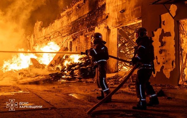 Росіяни вдарили по Харкову: спалахнула масштабна пожежа, серед поранених є дитина (фото) Росіяни вдарили по Харкову: спалахнула масштабна пожежа, серед поранених є дитина (фото)