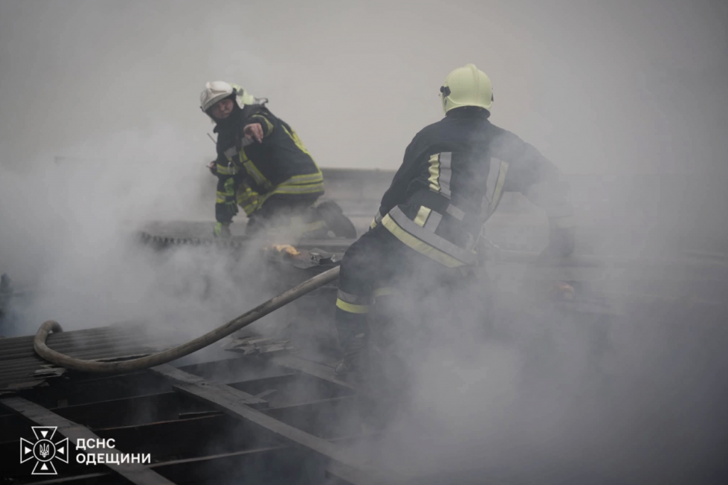 В Одесі під час масштабної пожежі на підприємстві загинули дві жінки В Одесі під час масштабної пожежі на підприємстві загинули дві жінки