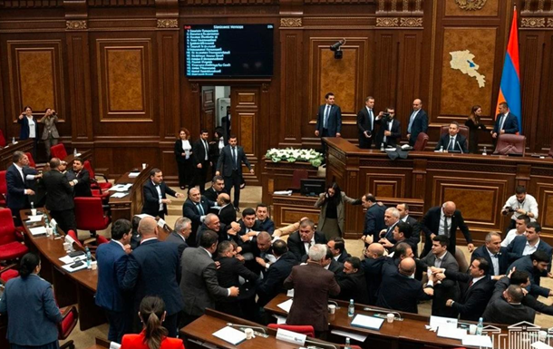 У Вірменії депутати влаштували масову бійку (відео) У Вірменії депутати влаштували масову бійку (відео)